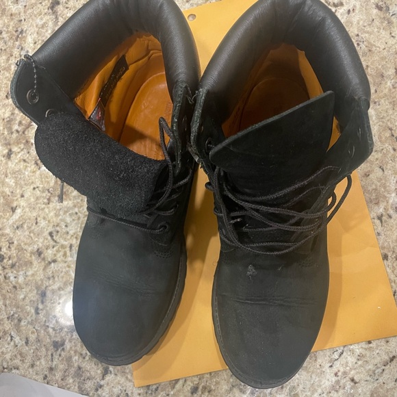 Classic all black timberland boots. Women 9.5 good condition - Picture 3 of 4